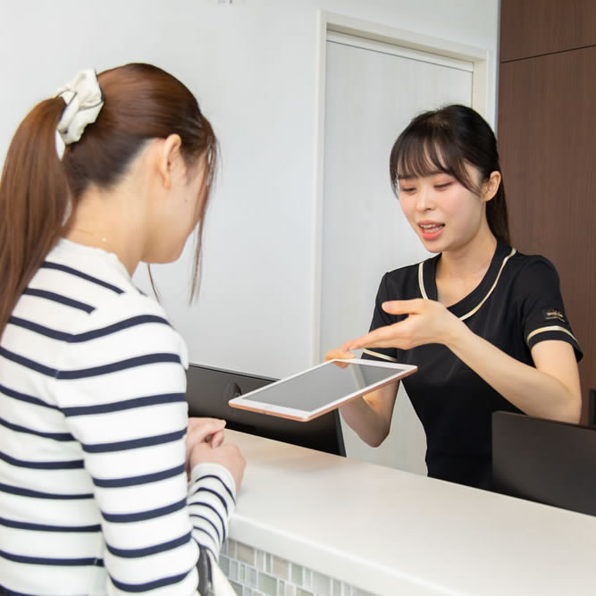 接客をしている美容外科のスタッフ