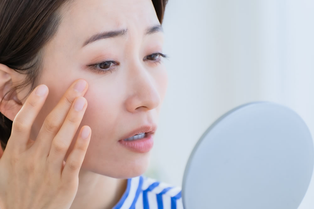 クマを気にしている女性